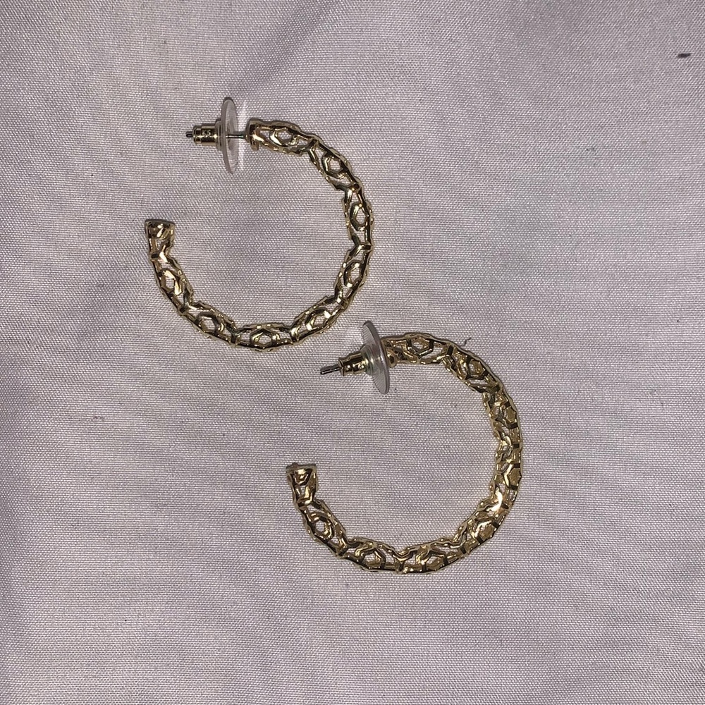 ⭐️Kendra Scott medium Maggie Hoops⭐️